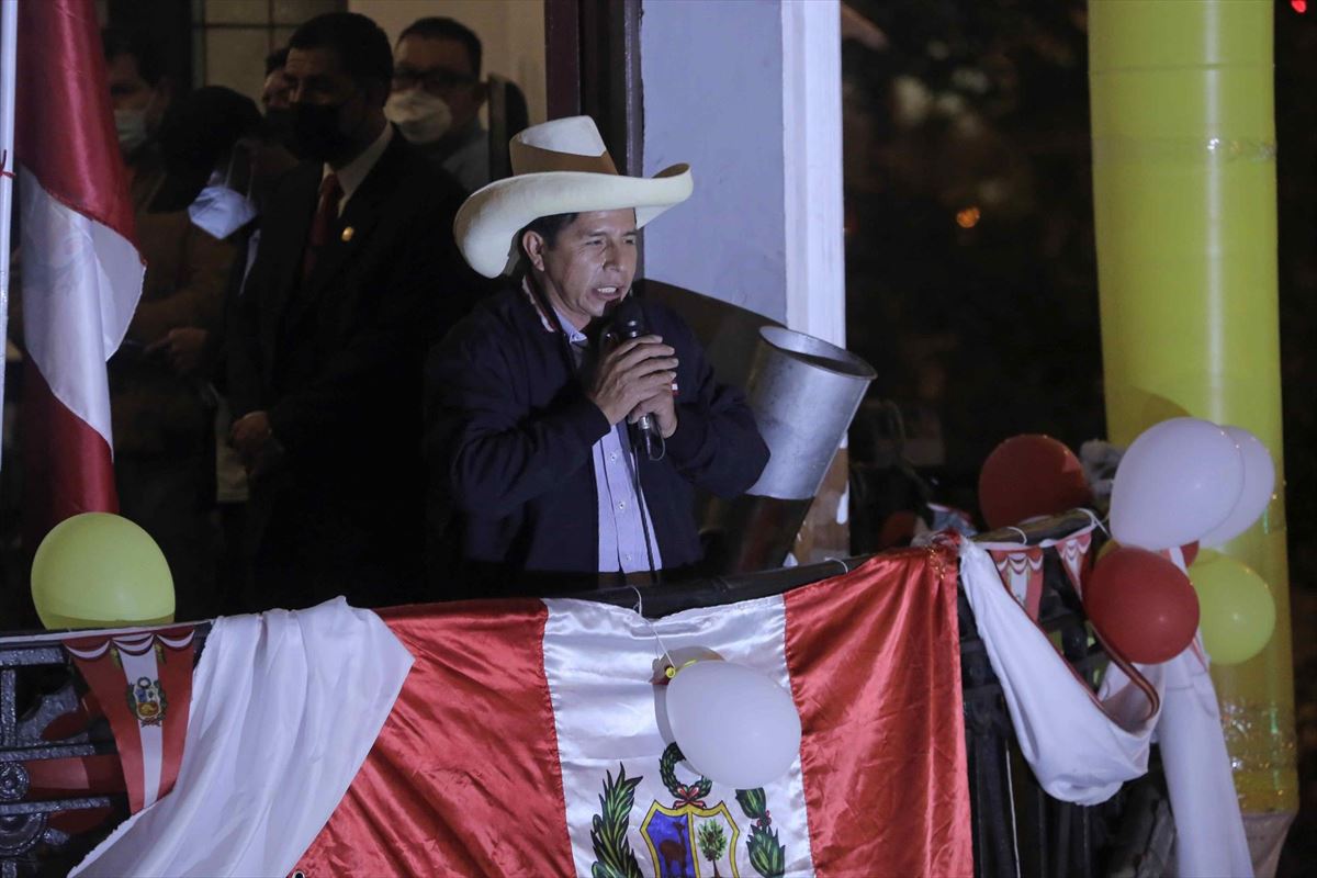 Pedro Castillo ante sus seguidores desde su local de campaña en Lima 