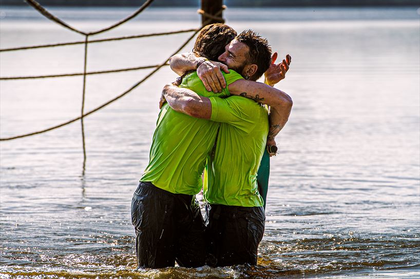 Yanci eta Patxi besarkatuta