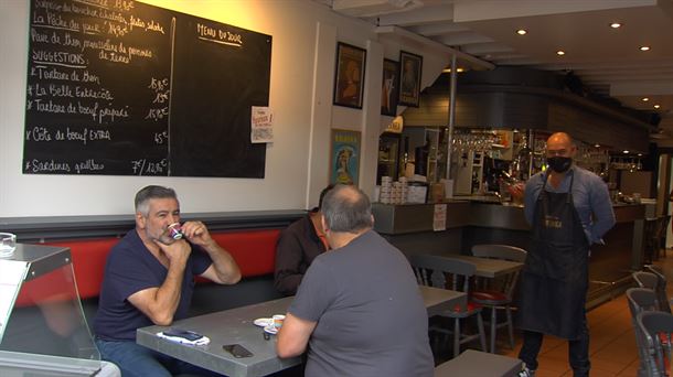 Dos hombre en un bar de Baiona. 