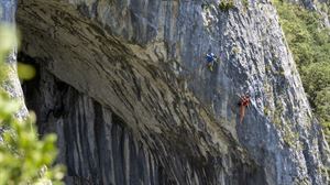 Los hermanos Pou escalan la vía Jon en la Leze