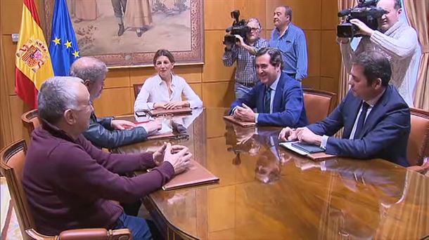 La mesa de negociación. Imagen obtenida de un vídeo de EiTB Media.