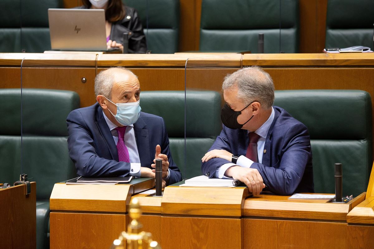 Josu Erkoreka e Iñigo Urkullu en el Parlamento Vasco