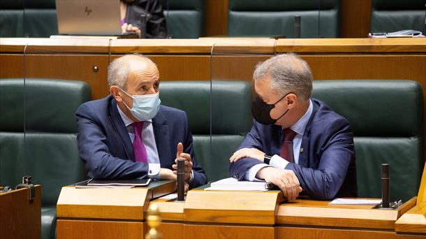 Josu Erkoreka e Iñigo Urkullu en el Parlamento Vasco