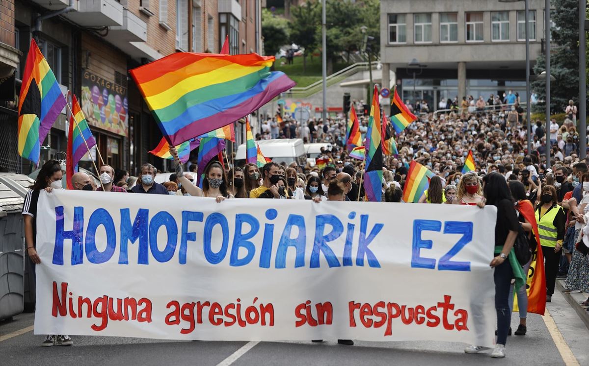 La manifestación contra la homofobia y en apoyo a Ekain Perrion ha sido multitudinaria.