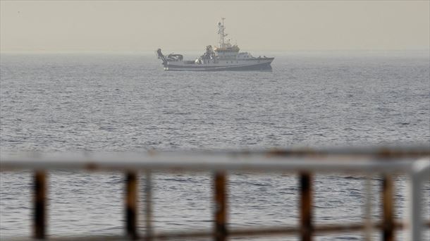 El buque que trabaja en la búsqueda. Foto: Efe