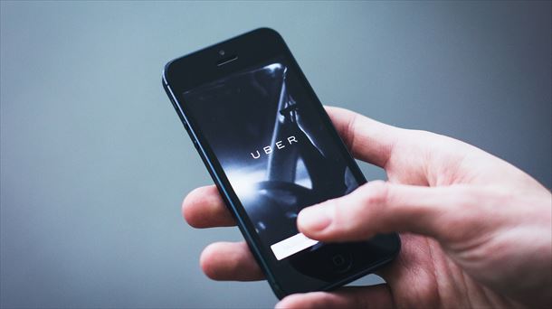 Uber aplikazioa telefono mugikor batean. Argazkia: Pixabay.