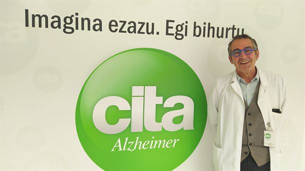 Pablo Martínez Lage posa frente a la sede de Cita Alzheimer, en Donostia