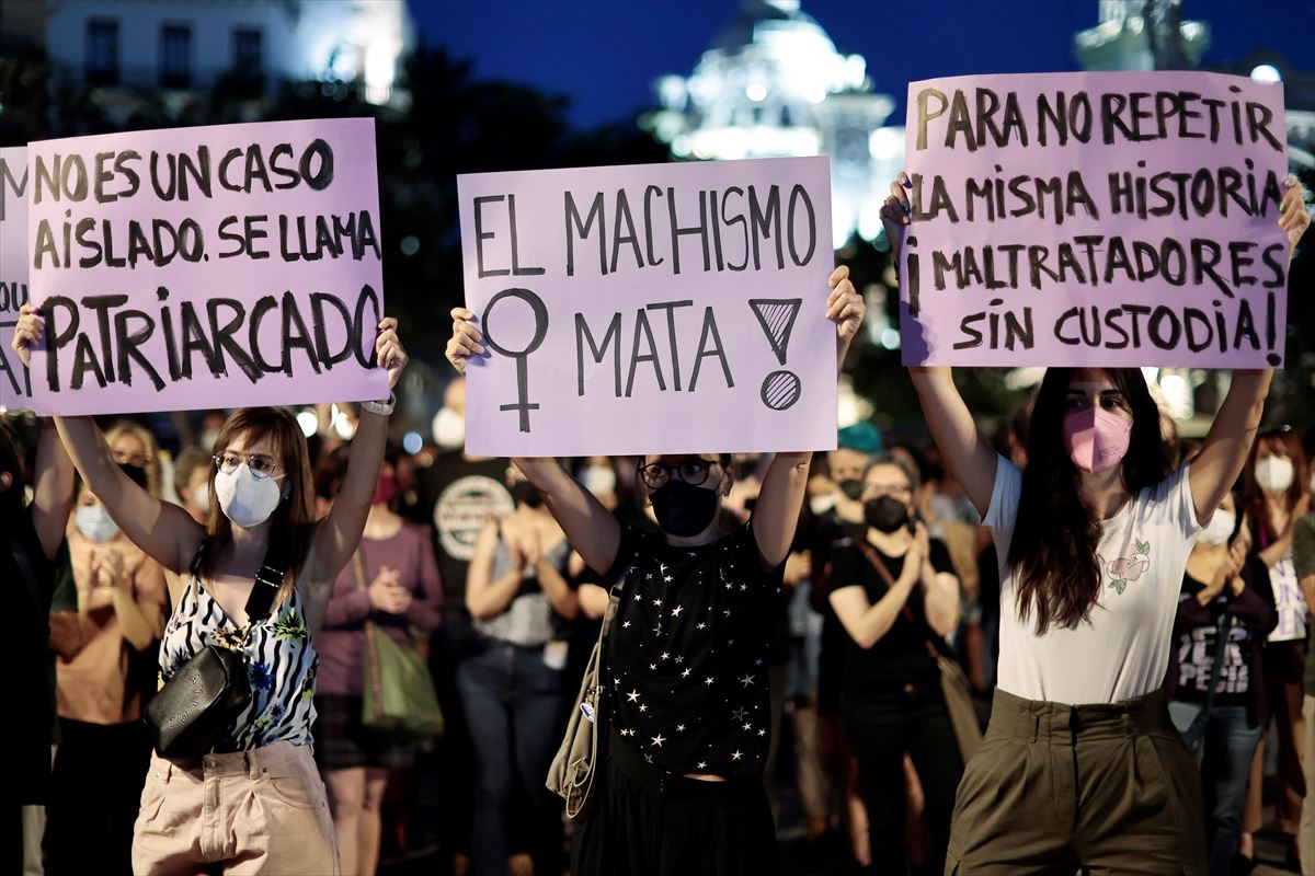 Varias mujeres con pancartas feministas. 