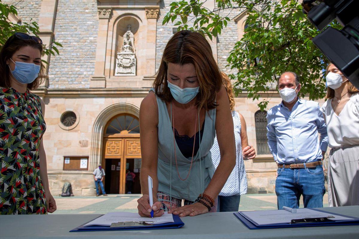 La secretaria general del PP vasco, Laura Garrido, firma contra los indultos en Vitoria. Foto: EFE