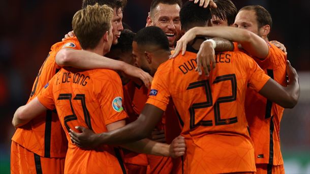 Jugadores de Países Bajos celebran uno de los goles