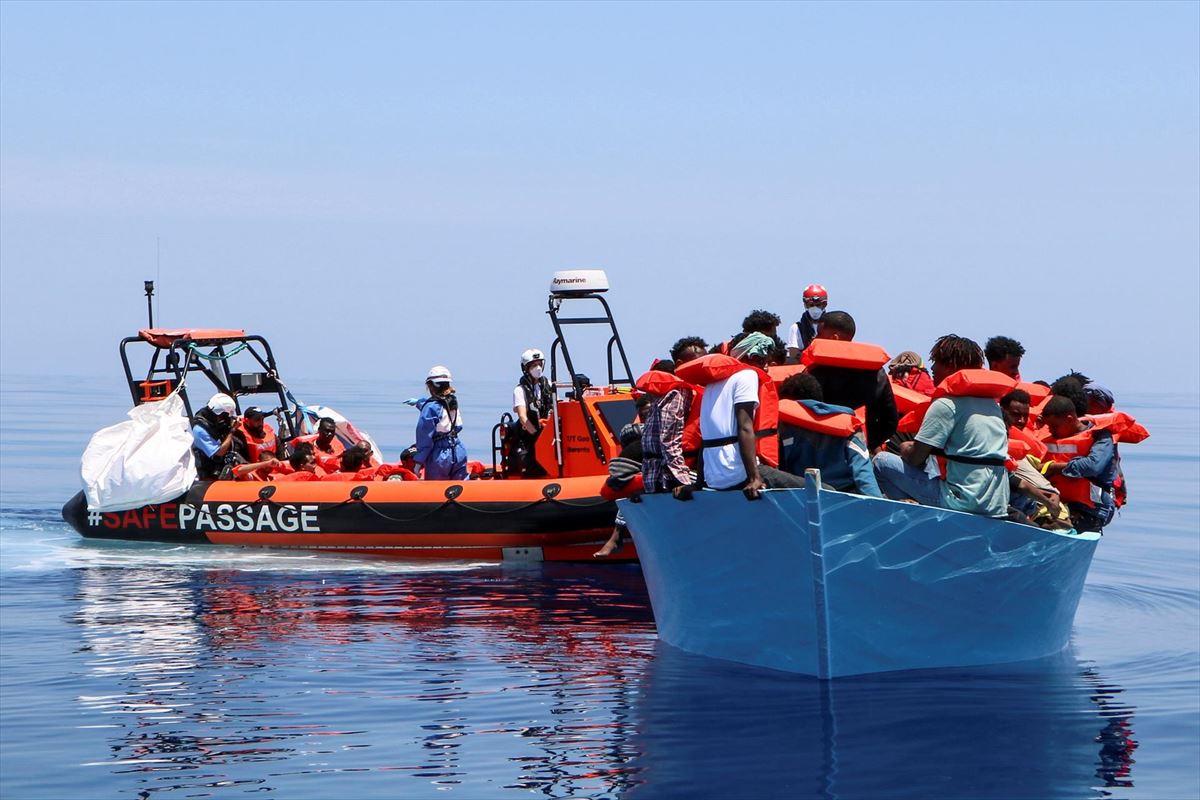 Rescate realizado este sábado por MSF de 93 personas a bordo de una embarcación en peligro.