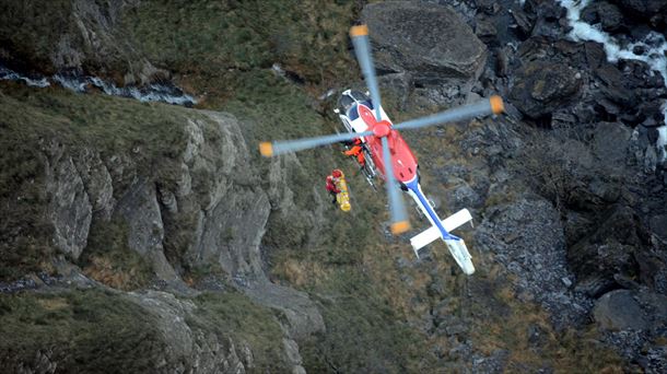 Ertzaintzaren helikopteroa erreskatean.