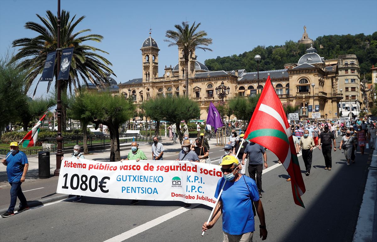 Manifestación de pensionistas en Donostia-San Sebastián, en junio de 2021. Foto: EFE. 