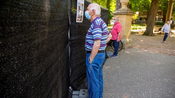 Un hombre en un parque de Vitoria-Gasteiz