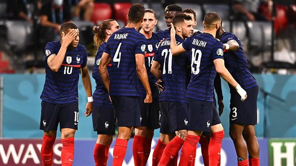 Los jugadores de Francia se abrazan tras el gol del Hummels en propia puerta. Foto: EFE