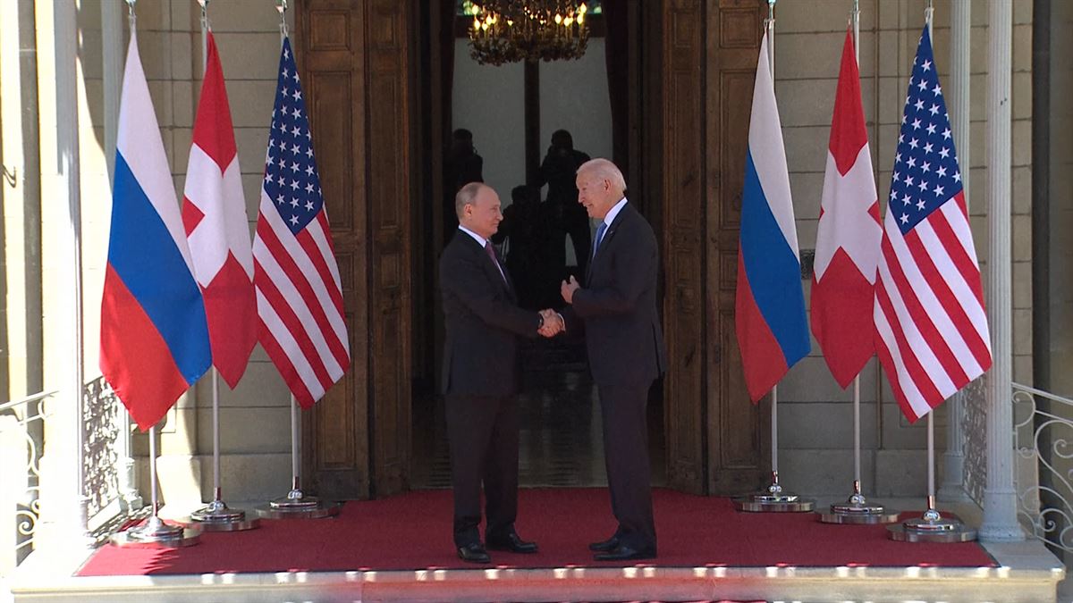 Saludo entre Vladimir Putin y Joe Biden