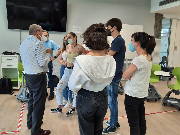 Felipe Gómez y Fermín Elduayen con alumnos de secundaria del Colegio El Regato