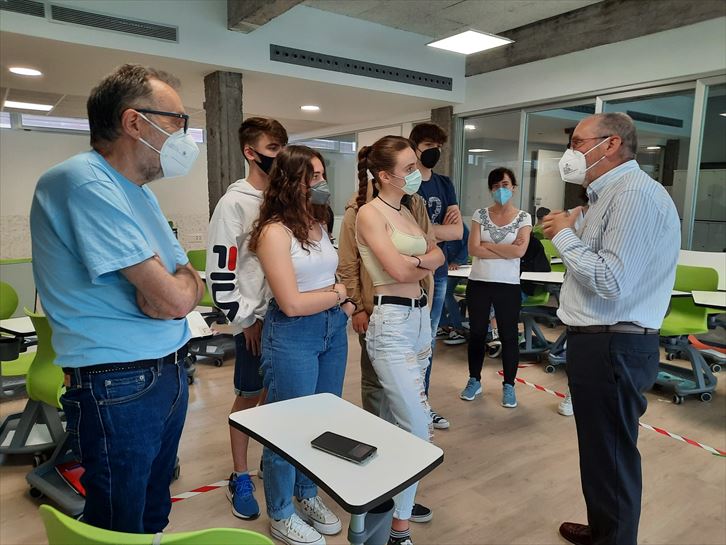 Felipe Gómez y Fermín Elduayen con alumnos de secundaria del Colegio El Regato
