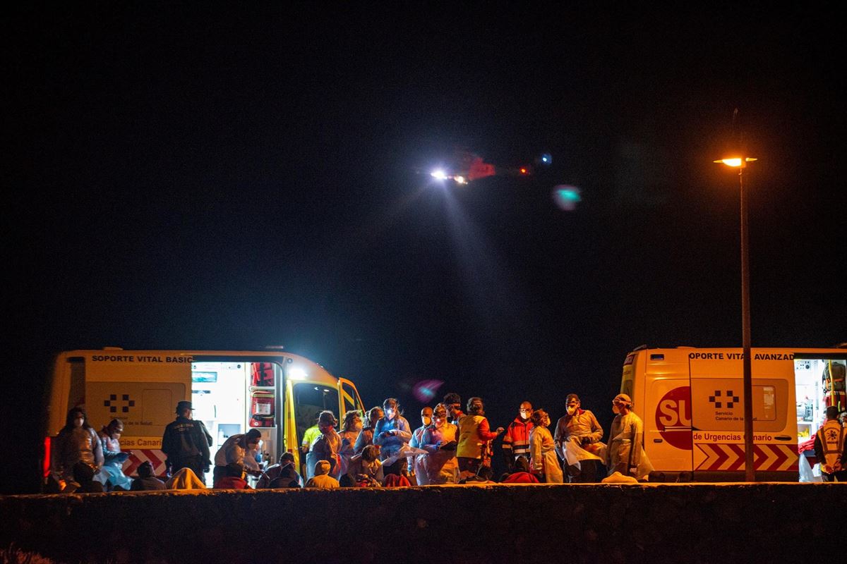 Los servicios se emergencia atendiendo a las personas rescatadas en Lanzarote