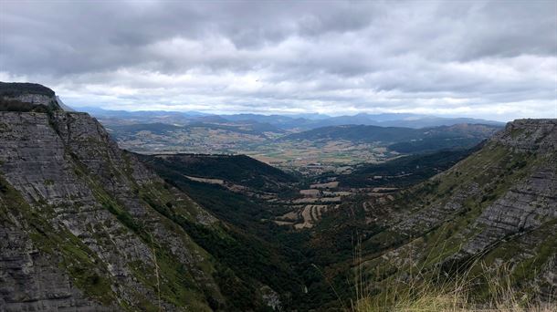 Vista de Valle de Arrastaria, Amurrio y Orduña desde el concejo de Unzá. 