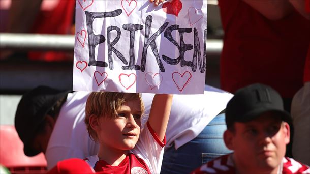 Un seguidor de Dinamarca, con un cartel de apoyo a Eriksen