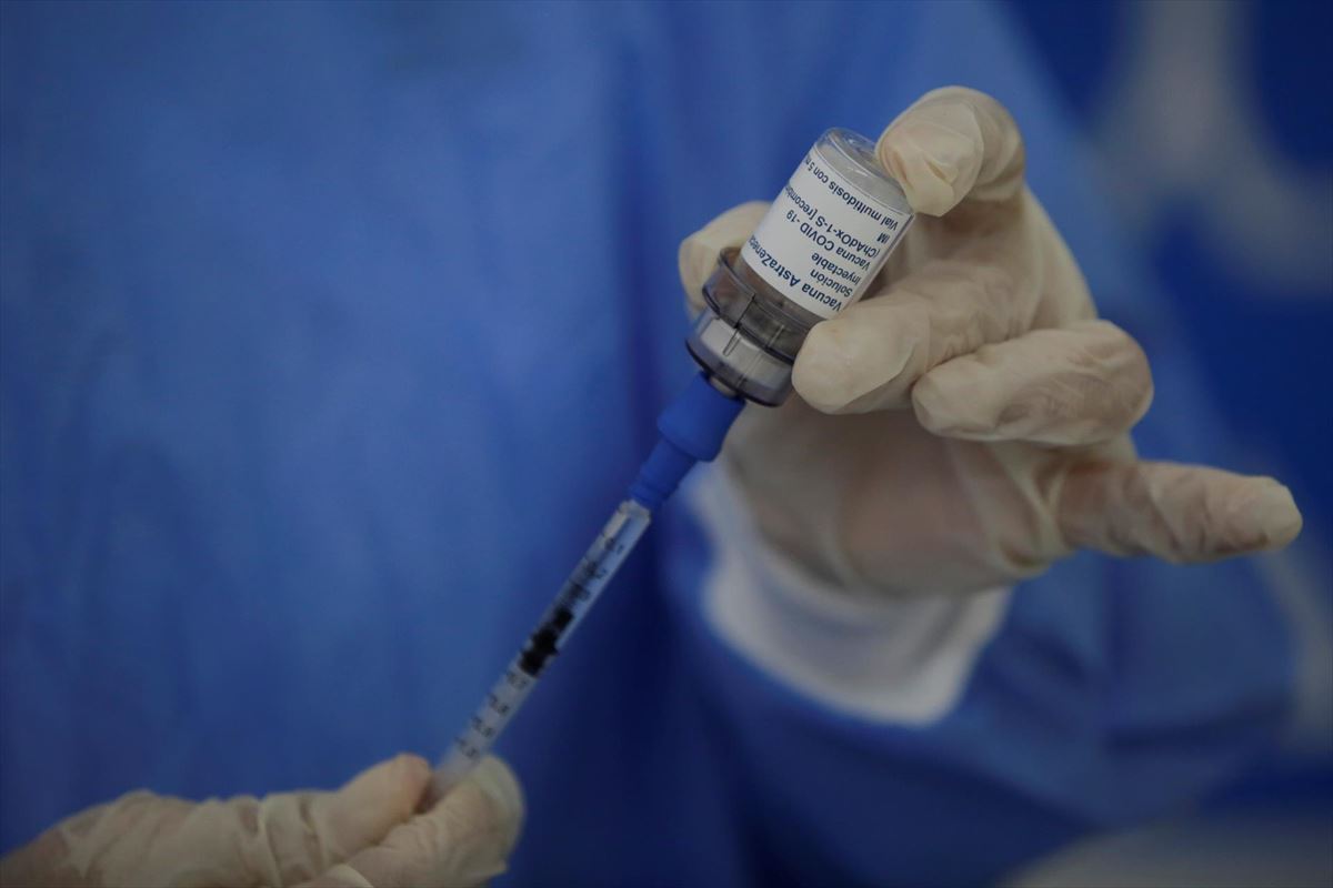 Un vial de la vacuna de Astrazeneca. Foto: EFE.