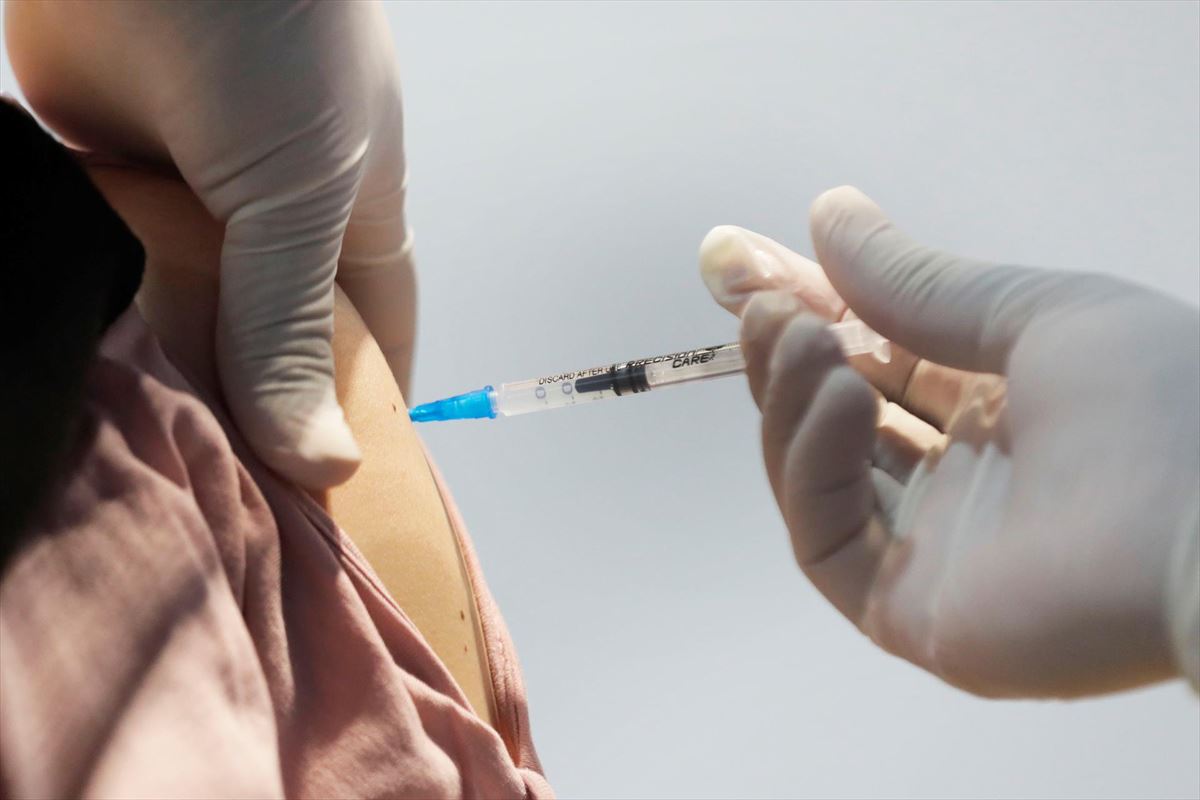 Una sanitaria dispensando una vacuna. Foto: EFE