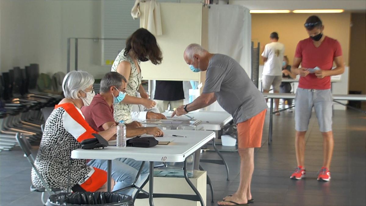 Varias personas votando en las elecciones del 20 de junio en Iparralde.