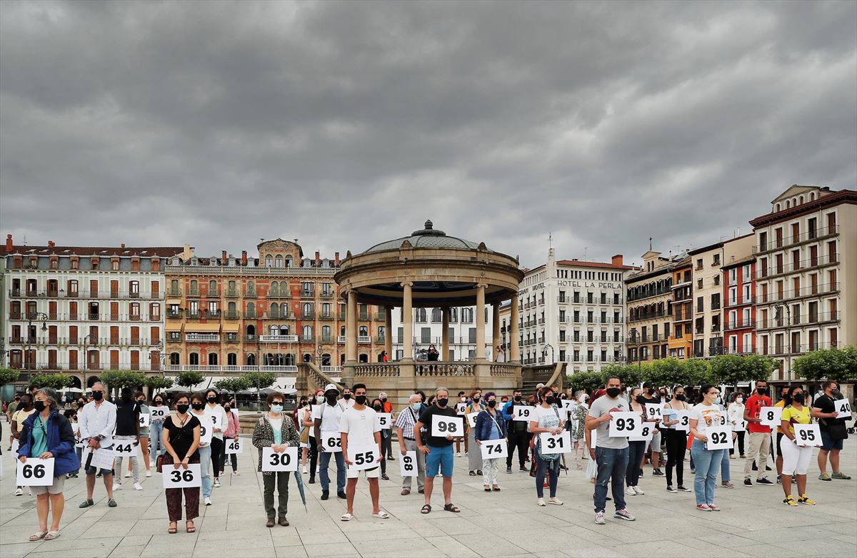 Más de un centenar de personas ha participado en una performance en Pamplona/Iruñea. Foto: EFE