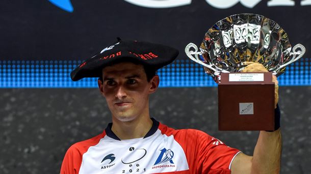 Jokin Altuna, con la txapela y el trofeo de campeón del Manomanista 2021