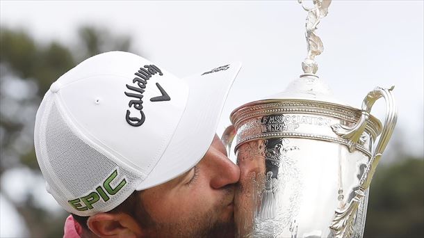 Jon Rahm, con su merecida copa