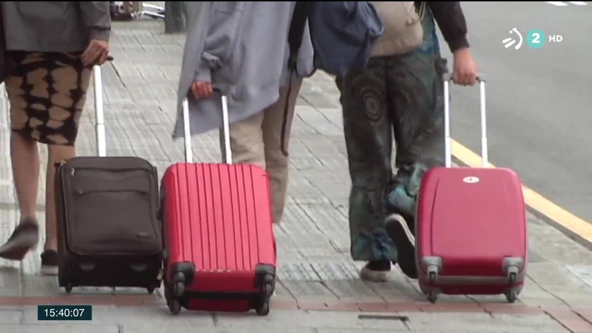 Personas yéndose de viaje. Imagen obtenida de un vídeo de EITB Media.