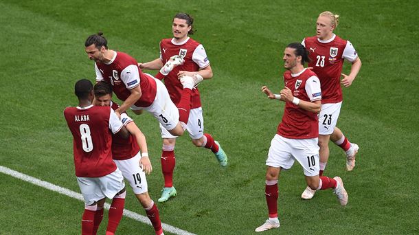 Los jugadores de Austria celebran el gol de Baumgartner.