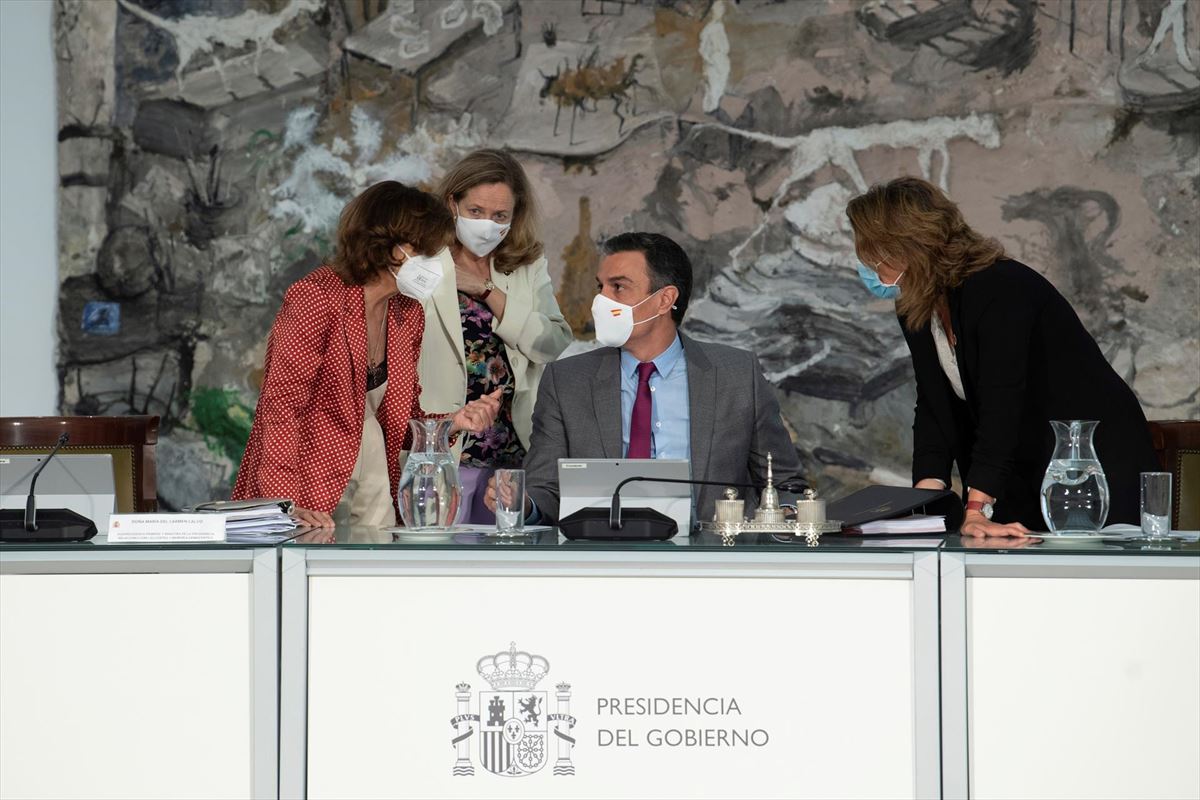 El presidente del Gobierno Pedro Sánchez junto a varias ministras.