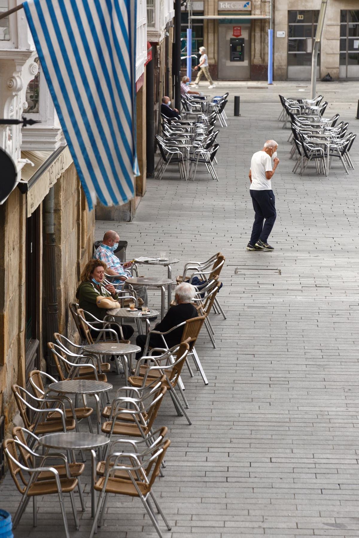 Varias personas, en una terraza en Vitoria-Gasteiz. 