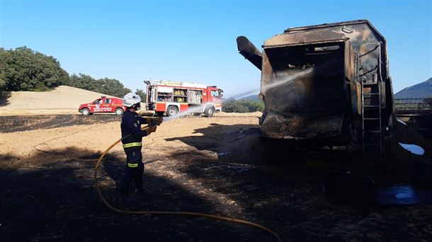 Extinción de un fuego en una cosechadora en julio de 2020 en Urturi.