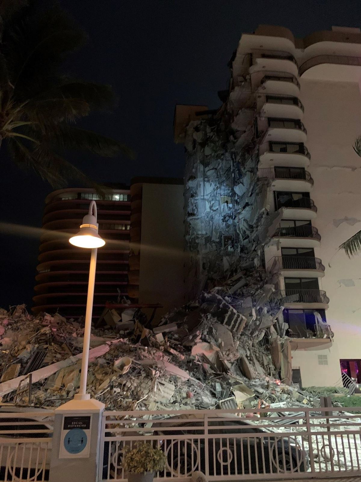 99 personas desapararecidas tras el derrumbe de un edificio en Miami Beach
