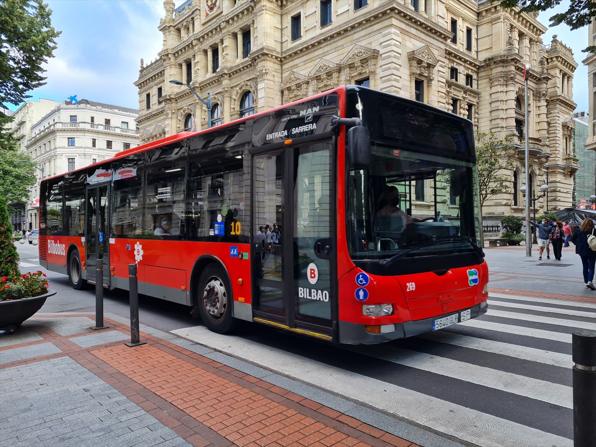 Un autobús de Bilbobus, a su paso por la Diputación. 
