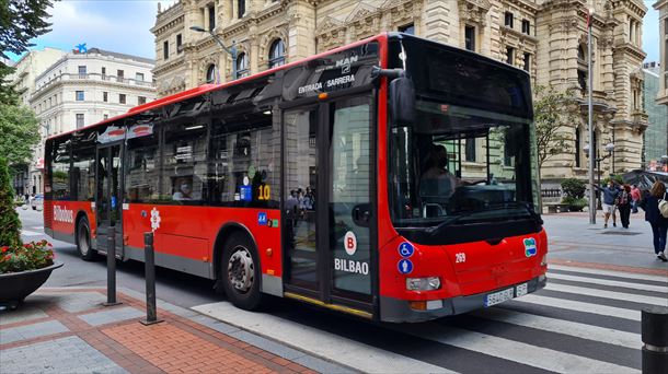 Un autobús de Bilbobus, a su paso por la Diputación. 