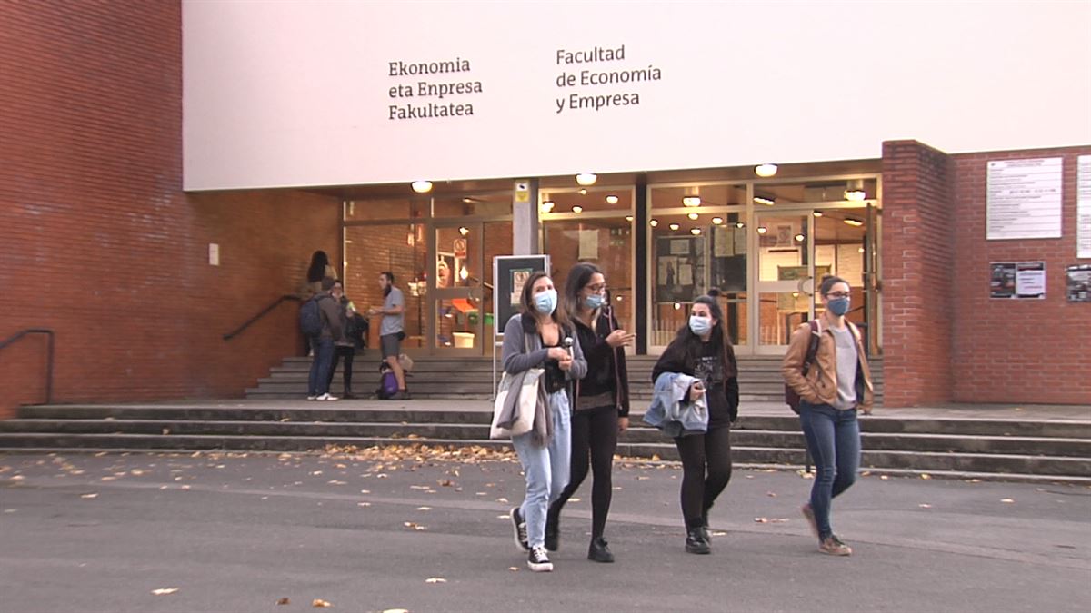 Erasmus ikasleek txertaketa aurreratzeko eskatu dute, bidaiatu ahal izateko