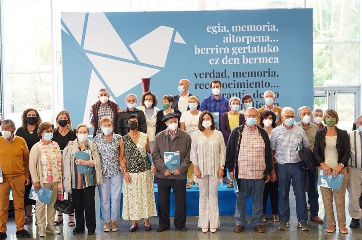 Personas homenajeadas, en el acto celebrado hoy en Bilbao