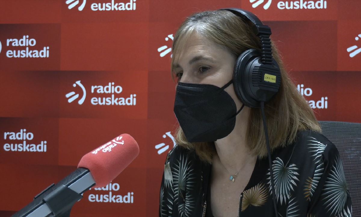 Nerea Kortajarena, parlamentaria de EH Bildu, hoy en Radio Euskadi. 