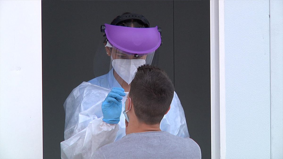 Una profesional sanitaria realizando una prueba de detección de coronavirus 
