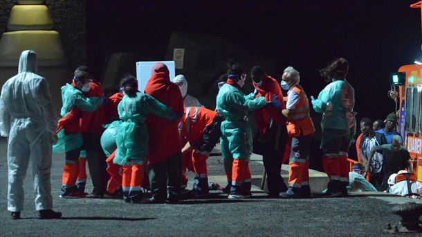 Migrantes atendidos a su llegada a la isla de El Hierro