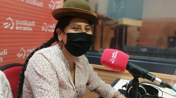 Yola Mamani en los estudios de Radio Vitoria.