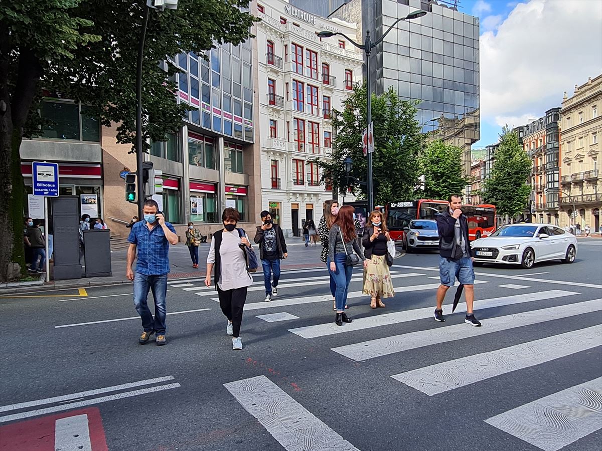 Varias personas cruzan un céntrico paso de cebra en Bilbao