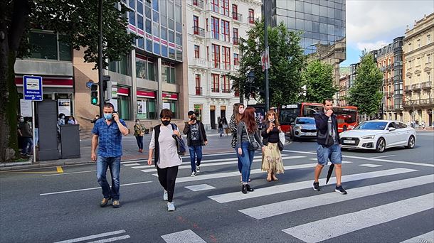 Varias personas cruzan un paso de cebra en Bilbao.