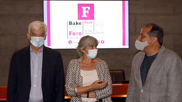 Agus Hernán, Nekane Altzelai y Nazario Oleaga. Foto: EFE