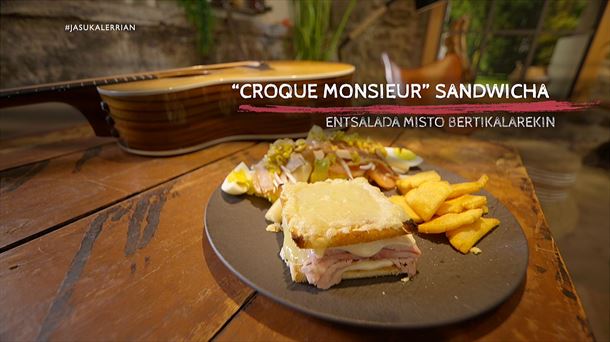 “Croque Monsieur” sandwicha entsalada misto bertikalarekin 
