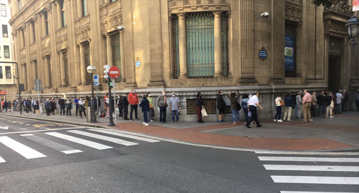 Gente haciendo cola en la sucursal del Banco de España en Bilbao, hoy.